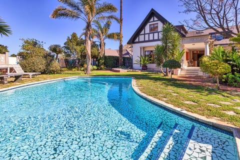 Property building, Garden, Pool view, Swimming pool