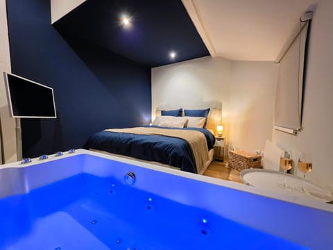 Bed, Hot Tub, TV and multimedia, Photo of the whole room, Bedroom
