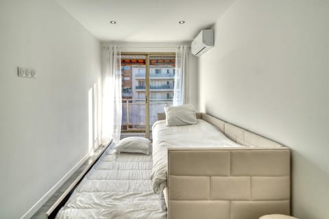 Bed, Living room