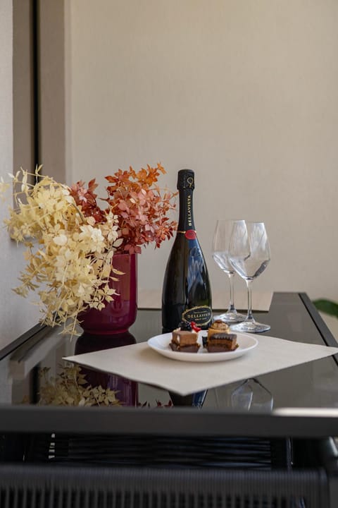 Food and drinks, Seating area, Dining area, Food, Drinks