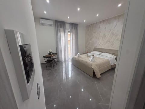 Bed, TV and multimedia, Photo of the whole room, Bedroom, towels