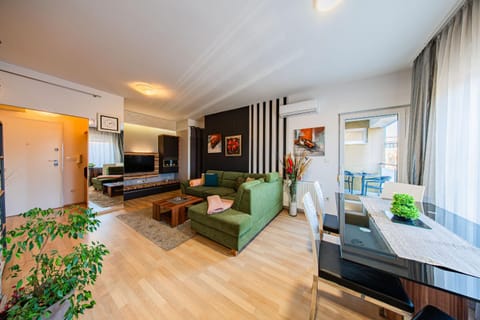 TV and multimedia, Balcony/Terrace, Living room, Photo of the whole room, Decorative detail, Seating area, Dining area, Family, heating, internet, air conditioner