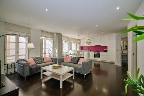 Kitchen or kitchenette, Living room, Seating area, Dining area