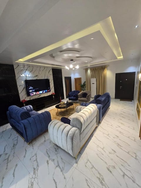 Communal lounge/ TV room, TV and multimedia, Living room, Seating area, Evening entertainment