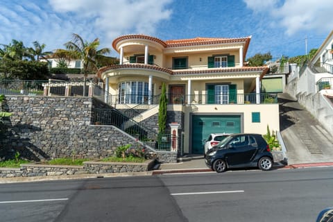 Property building, Day, Neighbourhood, Street view, Location, Parking
