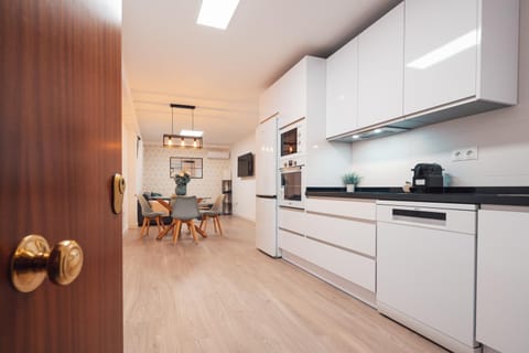 Kitchen or kitchenette, Dining area, dishwasher, oven