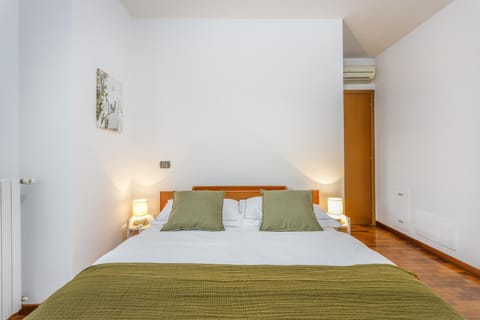 Bed, Photo of the whole room, Bedroom, air conditioner