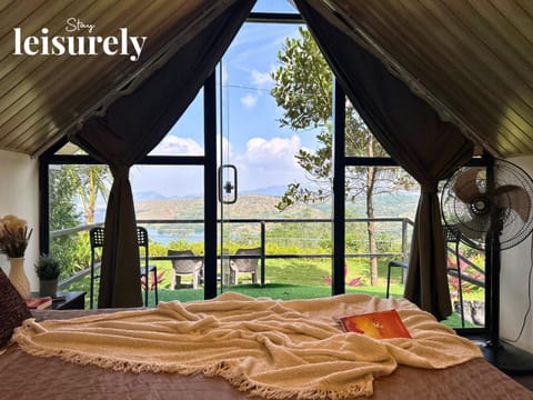 Bedroom, Mountain view