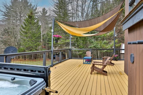 Renovated 4BR House - Hot Tub, Game Room & Fire Pit - 11 Mins to Killington Lifts & Dining House in Mendon