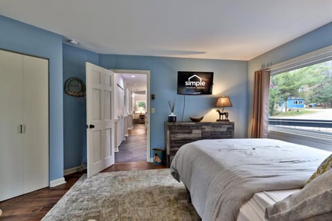 Renovated 4BR House - Hot Tub, Game Room & Fire Pit - 11 Mins to Killington Lifts & Dining House in Mendon