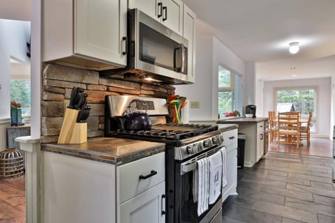 Renovated 4BR House - Hot Tub, Game Room & Fire Pit - 11 Mins to Killington Lifts & Dining House in Mendon