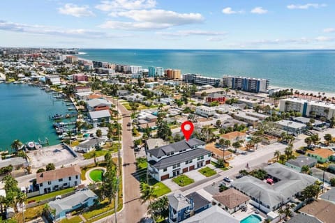 Property building, Neighbourhood, Bird's eye view, Beach, Location