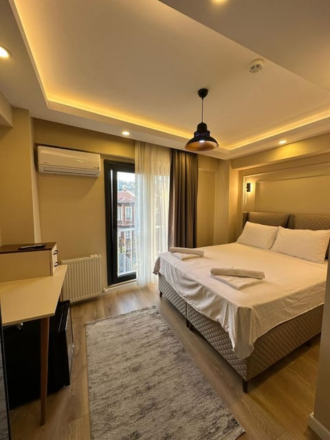 Bed, Photo of the whole room, Seating area, Bedroom, towels, air conditioner