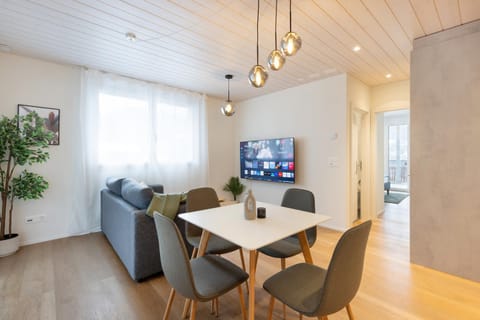 TV and multimedia, Living room, Seating area, Dining area