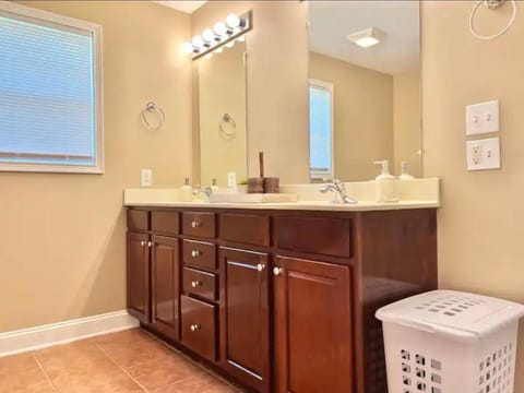 Cozy Home on Golf Course Near I75 and Bucee's House in Richmond