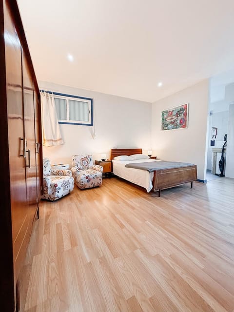 Bed, Seating area, Bedroom