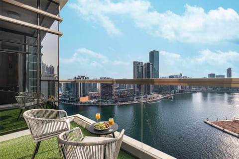 Property building, Day, View (from property/room), Balcony/Terrace, Seating area, City view, Lake view, River view