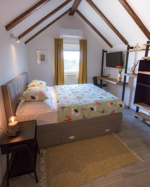 Bed, Photo of the whole room, Decorative detail, Bedroom, Inner courtyard view