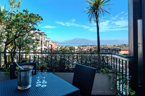 Balcony/Terrace, Lake view, Mountain view