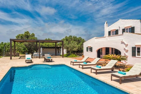 Property building, Off site, Day, Summer, Garden, Swimming pool, sunbed, towels