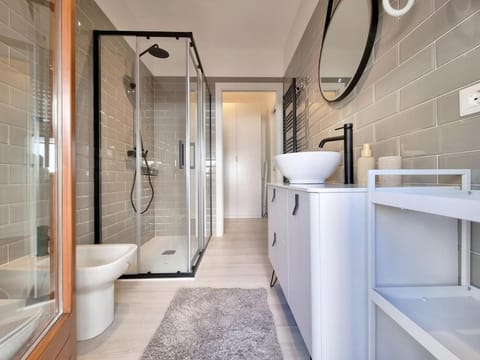 Shower, Toilet, Bathroom, Balcony/Terrace, bidet, hair dryier, heating, towels, washing machine, air conditioner