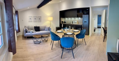 Kitchen or kitchenette, Living room, Seating area, Dining area