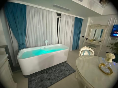 Hot Tub, Seating area, Swimming pool