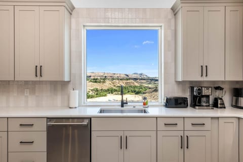 Cliffside Modern Villa - Hot Tub Stunning Views House in Toquerville