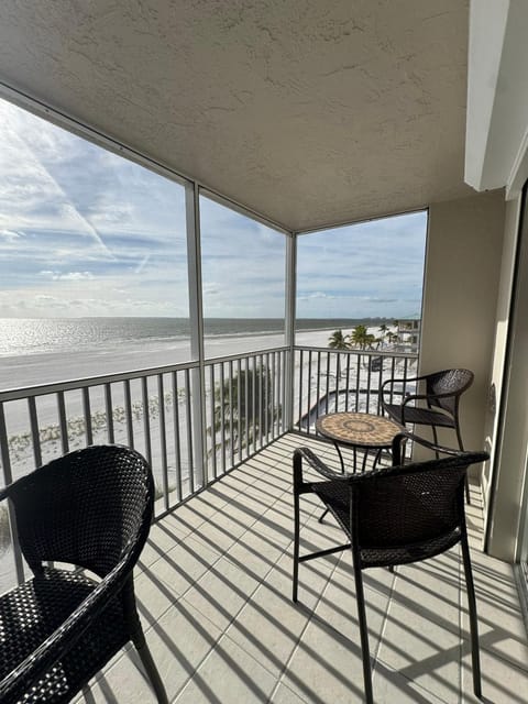 Irresistible Beach Life, Spectacular Sunsets - FMB - Condo Sunset Vista - Roelens House in Estero Island