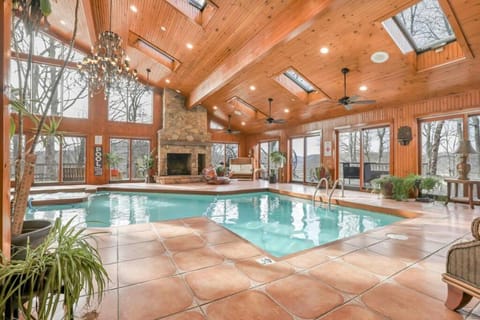 Daisy Glen Retreat - Amazing Indoor Pool House in Ohio