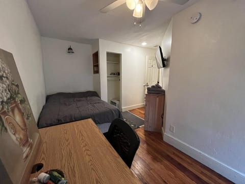 Bed, TV and multimedia, Photo of the whole room, Seating area, Bedroom