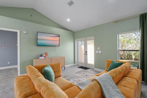 Sunny Auburndale Retreat with Pool House in Auburndale