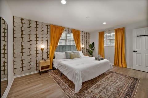 Sunny Lakeside Retreat with Pool and Firepit House in Leesburg