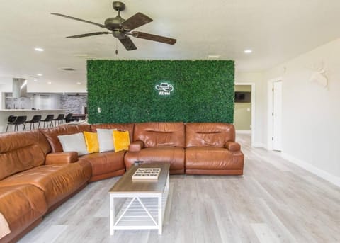 Entire Home with Air Hockey and Firepit House in DeLand