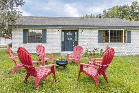 Entire Home with Air Hockey and Firepit House in DeLand