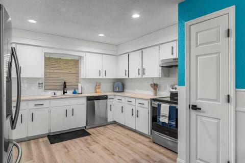 Lakeview with Shuffleboard Table and Wildlife Spotting House in Leesburg