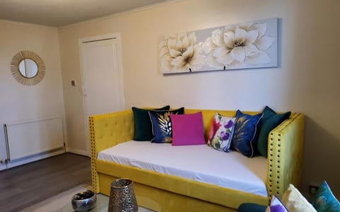 Bed, TV and multimedia, Living room, Seating area