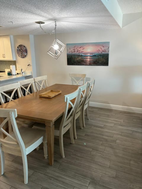 Kitchen or kitchenette, Seating area, Dining area
