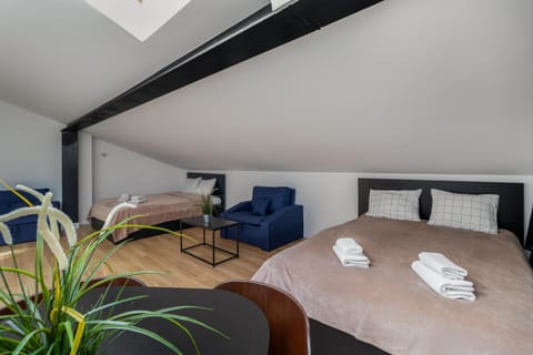 Bed, Living room, Photo of the whole room, Seating area, Bedroom, towels