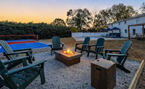 Backyard Resort Pool Pickleball 5BR House in Greenville