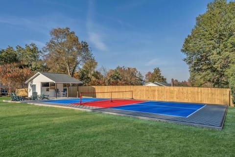 Backyard Resort Pool Pickleball 5BR House in Greenville