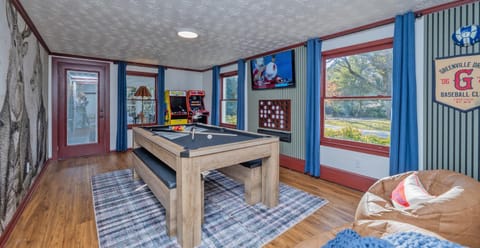 Backyard Resort Pool Pickleball 5BR House in Greenville