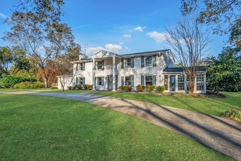 Backyard Resort Pool Pickleball 5BR House in Greenville