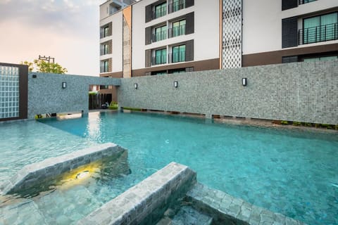 Property building, Day, Pool view, Swimming pool