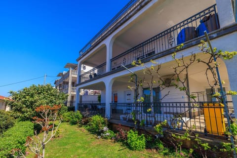 Patio, Facade/entrance