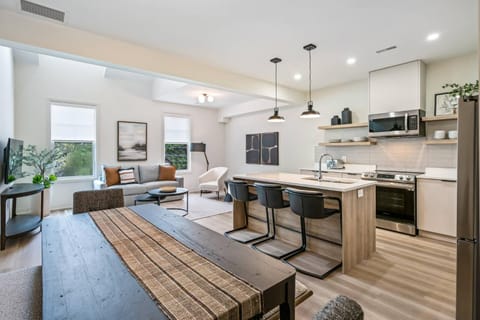 Property building, Facade/entrance, Bathroom, Bedroom, On site, Location