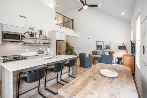 Property building, Day, Bathroom, Bedroom, Location, Family