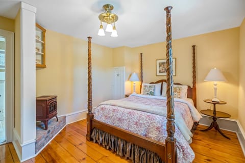 Property building, Bed, Garden, Hot Tub, Minigolf, Bedroom