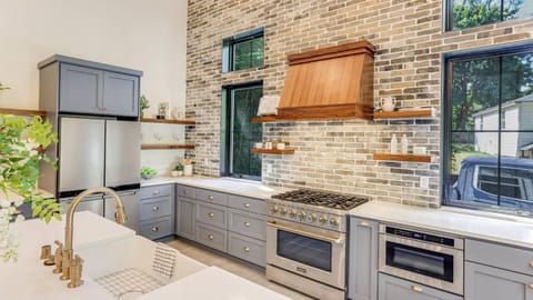 Kitchen or kitchenette, Decorative detail, Dining area, Food, kitchen