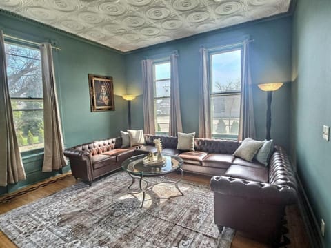 Sleeps 30+ • 10BR Mansion •Events • Bar • Backyard House in Wauwatosa